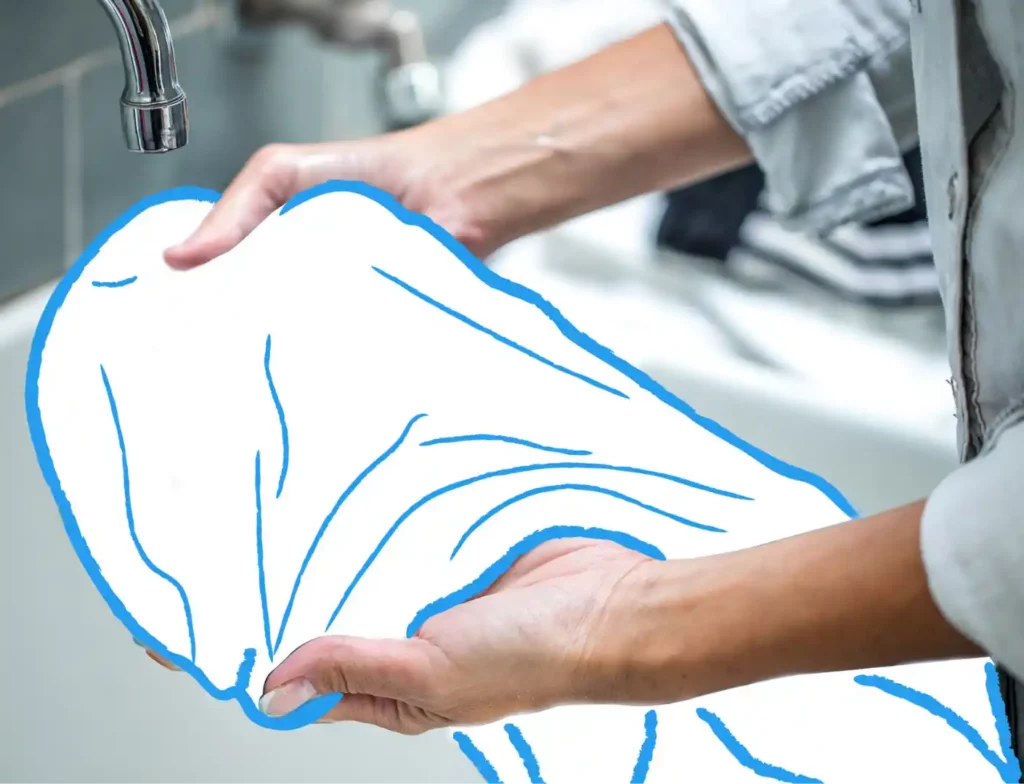 Mains qui rincent du linge blanc sous le robinet, lavage délicat à la main avec Savon de Marseille Persavon