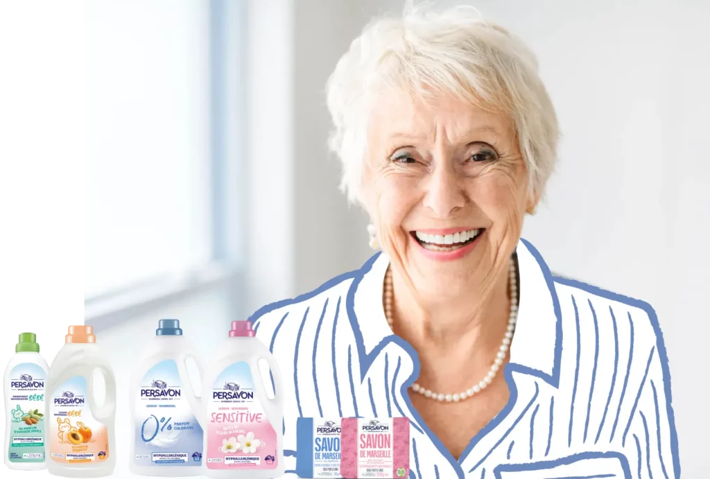 Femme élégante souriante avec gamme complète de produits Persavon, lessive Sensitive, 0% parfum colorant et Savon de Marseille hypoallergénique
